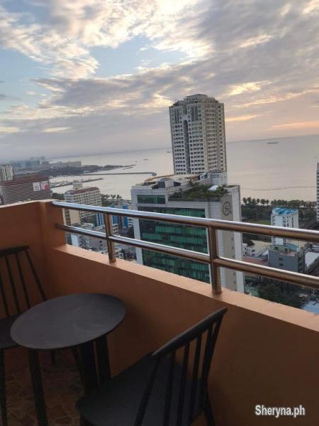 For rent Malate Studio w/ balcony & Manila Bay view near Robinson